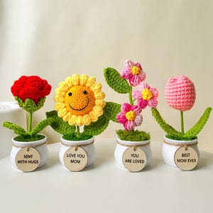 愛らしい感情サポートギフトセット - 鉢植えの手作りかぎ針編みの花 - ひまわり/ユリ/チューリップ - かぎ針編みの花のデスク装飾 - 彼女へのギフト