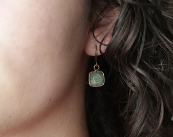 Pequeños pendientes colgantes de piedra de jade verde / joyería minimalista chic