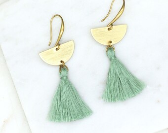 Pendientes de borla verde salvia / Pendientes de latón de color dorado / Pendientes de flecos Boho / 1,5 pulgadas