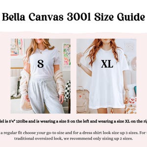 Pu&ograve; includere: Guida alle taglie per le t-shirt Bella Canvas 3001. L'immagine mostra due modelli che indossano taglie diverse, S e XL. Il testo fornisce consigli sulle taglie per vestibilit&agrave; regolari e oversize. La modella &egrave; alta 163 cm e pesa 54 kg.
