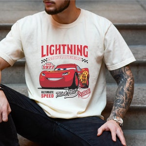Comfort Colors®Retro Lightning McQueen-skjorta, Rusteze Cars-skjorta, Piston Cup-skjorta, Pixar Cars-skjortor, Disneyland-familjesemester