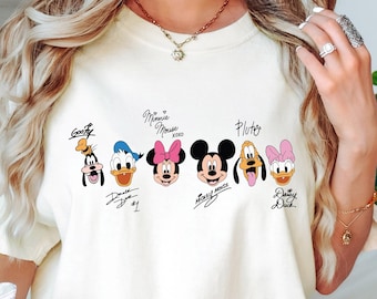 Camiseta Mickey e Amigos Signatures, Camiseta Disney World, Camiseta Comfort Colors, Camiseta Disneyland, Camiseta Mickey e Cia Disney Magical Kingdom