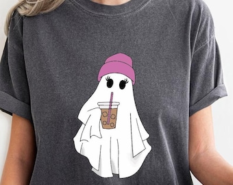 Comfort Colors® Camicia da caffè fantasma carino, t-shirt da caffè ghiacciato carino piccolo fantasma, camicia fantasma Boo, camicia da caffè fantasma, amanti del caffè di Halloween