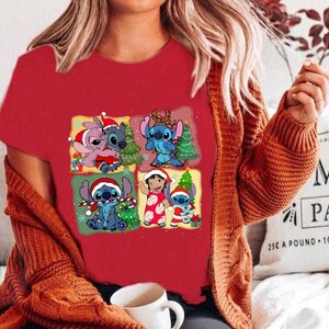 Puede incluir: Camiseta roja con un gr&aacute;fico navide&ntilde;o con Stitch de Lilo & Stitch. El gr&aacute;fico muestra a Stitch en cuatro poses diferentes, incluyendo con un gorro de Pap&aacute; Noel y sosteniendo un bast&oacute;n de caramelo.