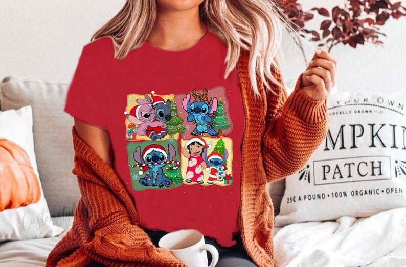 Puede incluir: Camiseta roja con un gr&aacute;fico navide&ntilde;o con Stitch de Lilo & Stitch. El gr&aacute;fico muestra a Stitch en cuatro poses diferentes, incluyendo con un gorro de Pap&aacute; Noel y sosteniendo un bast&oacute;n de caramelo.