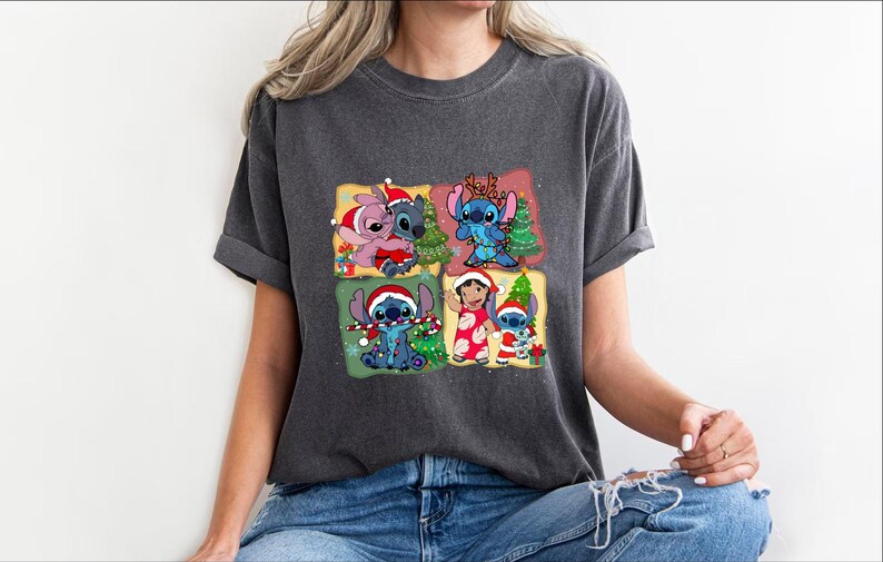 Puede incluir: Una camiseta gris oscuro con un gr&aacute;fico navide&ntilde;o con Stitch y Angel de la pel&iacute;cula de Disney Lilo & Stitch. El gr&aacute;fico muestra a Stitch y Angel con gorros de Pap&aacute; Noel y sosteniendo regalos de Navidad.