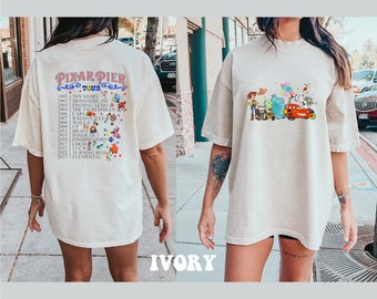 Camiseta Comfort Colors® Vintage "Encuéntrame en el muelle de Pixar" con personajes de Disney en la parte delantera y trasera, camiseta Disneyland Pixar Fest 2024, viaje familiar a Disneyland