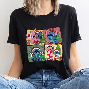Puede incluir: Camiseta negra con un estampado gr&aacute;fico colorido de los personajes de Stitch de Lilo & Stitch celebrando la Navidad. Los personajes llevan gorros de Pap&aacute; Noel y sostienen bastones de caramelo. El gr&aacute;fico est&aacute; rodeado por un borde verde.
