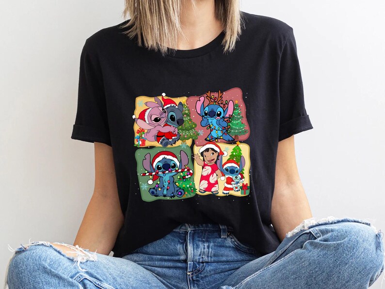 Puede incluir: Camiseta negra con un estampado gr&aacute;fico colorido de los personajes de Stitch de Lilo & Stitch celebrando la Navidad. Los personajes llevan gorros de Pap&aacute; Noel y sostienen bastones de caramelo. El gr&aacute;fico est&aacute; rodeado por un borde verde.