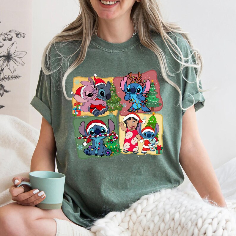Puede incluir: Camiseta verde con un gr&aacute;fico navide&ntilde;o con Stitch y Lilo de la pel&iacute;cula de Disney Lilo & Stitch. El gr&aacute;fico muestra a Stitch y Lilo en varias escenas navide&ntilde;as, incluyendo la decoraci&oacute;n de un &aacute;rbol de Navidad y sosteniendo bastones de caramelo.
