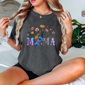 Stitch Mama-tröja, Disney blommig mamma-t-shirt, Stitch Mother-tröja, mors dag Stitch-tröja, Disneyland Mama-blommatröja bild 5