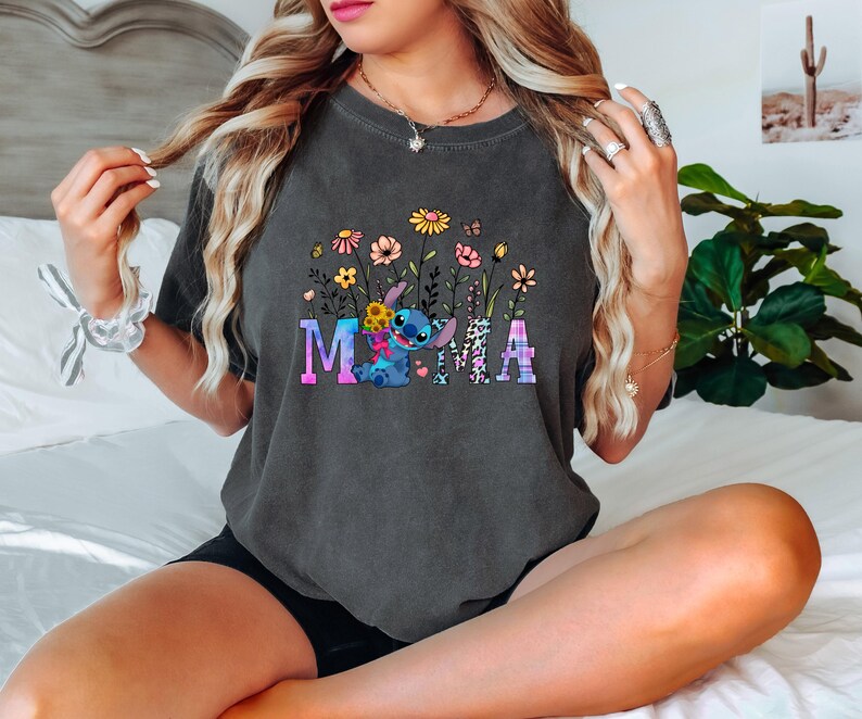 Stitch Mama-tröja, Disney blommig mamma-t-shirt, Stitch Mother-tröja, mors dag Stitch-tröja, Disneyland Mama-blommatröja bild 5