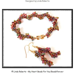 Op de afbeelding: Een close-up van een kralenarmband en oorbellen. De armband is gemaakt van kleine, iriserende kralen in tinten rood, oranje en groen. De oorbellen zijn een bijpassend paar lange, hangende oorbellen. De tekst "Dragon Wings Bracelet & Earrings" staat bovenaan de afbeelding. De tekst "Taming Long Magatamas with Spiral Stitch" staat onder de afbeelding van de sieraden. De tekst "Designed by Linda Roberts" staat onder de tweede regel tekst. De tekst "Linda Roberts - My Heart Beads For You/BeadsForever" staat onderaan de afbeelding.