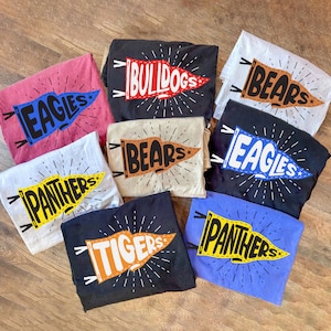 Camiseta con banderines de mascota personalizados, camiseta con banderines, camiseta con espíritu escolar, camiseta a juego del equipo, color del banderín de bienvenida, colores personalizados