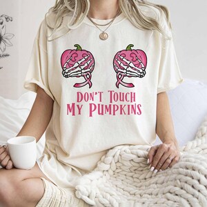 Funny Halloween Shirt Women/Don’t Touch My Pumpkins Shirt/Skeleton Hands Pumpkin Shirt/Spooky Fall Graphic Tee/Cute Sassy Halloween Gift