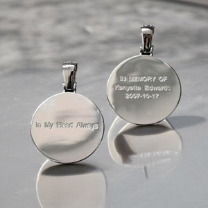 Peut inclure: Pendentif en argent avec un disque rond. Un c&ocirc;t&eacute; est grav&eacute; avec "In Memory of Kenysta Edwards 2007-10-17". L'autre c&ocirc;t&eacute; est grav&eacute; avec "In My Heart Always".
