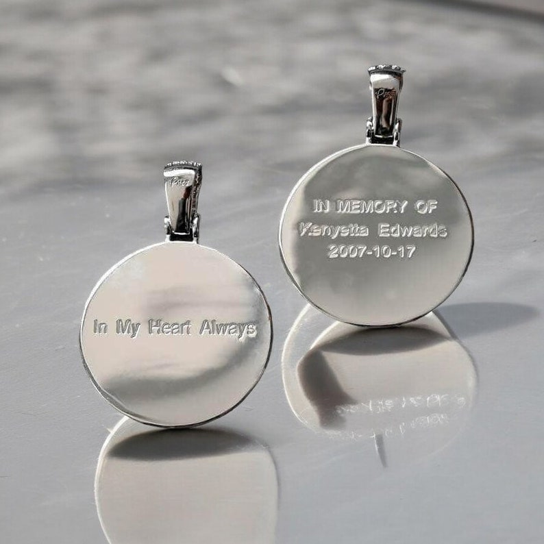Peut inclure: Pendentif en argent avec un disque rond. Un c&ocirc;t&eacute; est grav&eacute; avec "In Memory of Kenysta Edwards 2007-10-17". L'autre c&ocirc;t&eacute; est grav&eacute; avec "In My Heart Always".