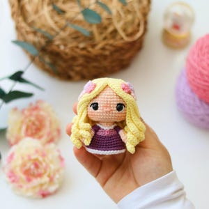 Virkmönster för mini-amigurumi med långhårig prinsessa (PDF) (engelska)