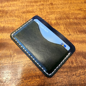 Slanke leren kaarthouder in olijfgroen, handgemaakt, volnerf plantaardig gelooid leer, minimalistische portemonnee voorvak, cadeaus voor hem