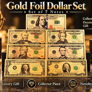 Puede incluir: Un conjunto de siete billetes de lámina de oro con denominaciones de uno, dos, cinco, diez, veinte, cincuenta y cien dólares estadounidenses. Los billetes están dispuestos en forma de pirámide con el texto Gold Foil Dollar Set y Set of 7 Notes.