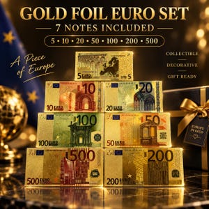 Può includere: Un set di sette banconote in euro in foglia d'oro con tagli da 5, 10, 20, 50, 100, 200 e 500. Il testo recita GOLD FOIL EURO SET, 7 NOTES INCLUDED, A Piece of Europe, COLLECTIBLE, DECORATIVE, GIFT READY e EUROPE IN GOLD.