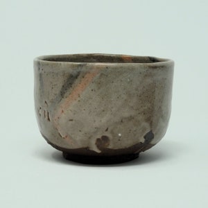 Grès Chawan cuit au feu de bois avec un émail shino