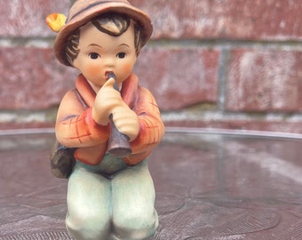 Statuetta Hummel Goebel "Little Tooter Boy" prodotta in Germania