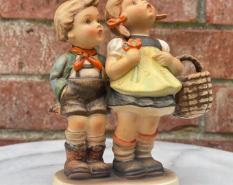 Hummel Goebel Figur „Auf den Markt, Junge und Mädchen mit Korb“, hergestellt in Deutschland