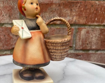 Hummel Goebel „Meditationsmädchen mit Korb und Umschlag“, hergestellt in Deutschland