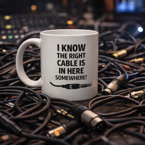 Kabelmugg – ”Jag vet att rätt kabel finns här någonstans” – Rolig ljudteknikerpresent – Studioteknikermugg – Musikerkaffekopp