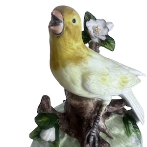 Vtg Yellow Finch Canary Bird Musical Figurine Somewhere My Love Magnolia Floral
