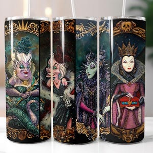 K&ouml;nnte beinhalten: Vier Edelstahlbecher mit Illustrationen von Disney-B&ouml;sewichten. Jeder Becher zeigt einen anderen Charakter in einem dekorativen Rahmen. Zu den Charakteren geh&ouml;ren Ursula, Cruella de Vil, Maleficent und die b&ouml;se K&ouml;nigin.