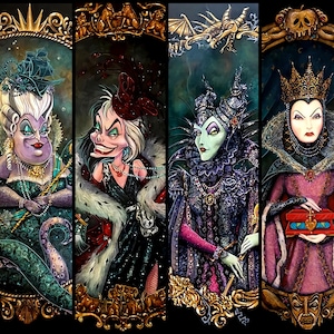 K&ouml;nnte beinhalten: Vier vertikale Portr&auml;ts von Disney-B&ouml;sewichten. Ursula tr&auml;gt ein gr&uuml;nes Kleid mit Tentakeln, Cruella De Vil ein schwarzes Kleid mit einem Pelzstola, Maleficent ein lila Kleid und die b&ouml;se K&ouml;nigin ein rosa Kleid, das eine rote Schachtel h&auml;lt. Jedes Portr&auml;t hat einen dekorativen Goldrahmen.