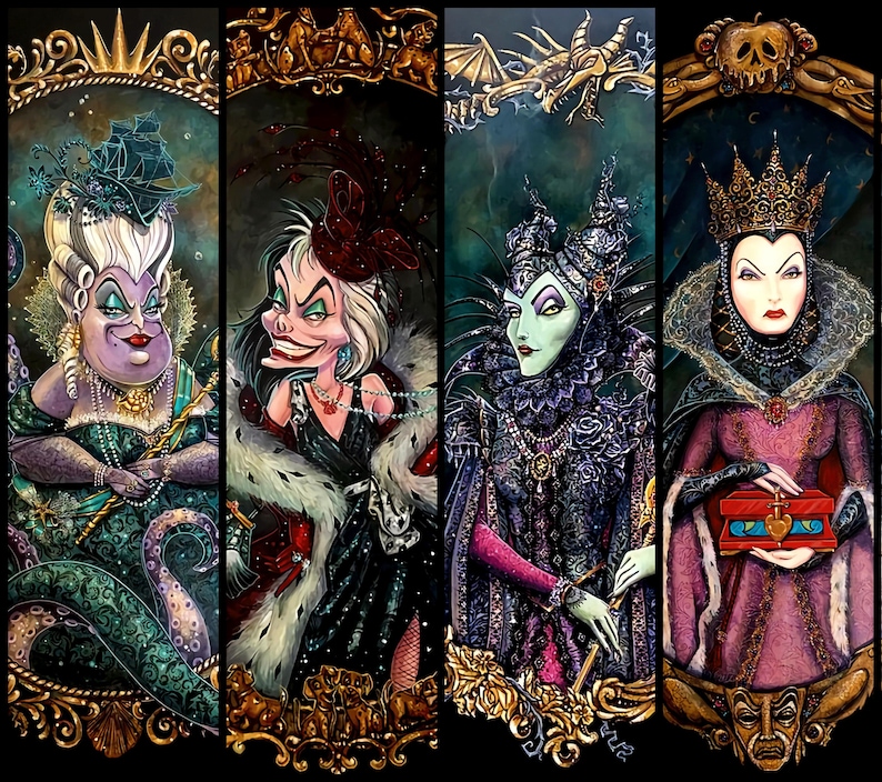 K&ouml;nnte beinhalten: Vier vertikale Portr&auml;ts von Disney-B&ouml;sewichten. Ursula tr&auml;gt ein gr&uuml;nes Kleid mit Tentakeln, Cruella De Vil ein schwarzes Kleid mit einem Pelzstola, Maleficent ein lila Kleid und die b&ouml;se K&ouml;nigin ein rosa Kleid, das eine rote Schachtel h&auml;lt. Jedes Portr&auml;t hat einen dekorativen Goldrahmen.