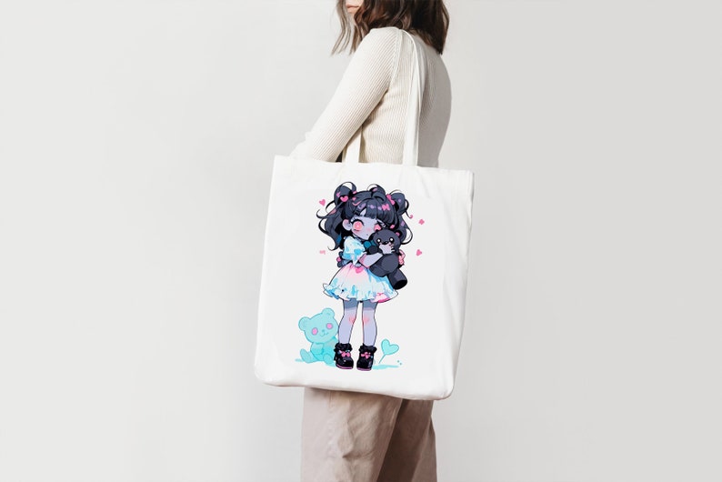 Puede incluir: Bolsa de tela blanca con una ilustraci&oacute;n colorida de una ni&ntilde;a sosteniendo un oso de peluche. La ni&ntilde;a tiene el pelo negro y lleva un vestido rosa y azul. Hay corazones rosas esparcidos alrededor de la ilustraci&oacute;n.