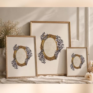 Puede incluir: Cuatro impresiones artísticas enmarcadas con marcos dorados y diseños ovalados centrales. Cada impresión presenta un marco ovalado dorado con un arreglo floral de flores grises y blancas. Las impresiones se exhiben sobre una superficie blanca.