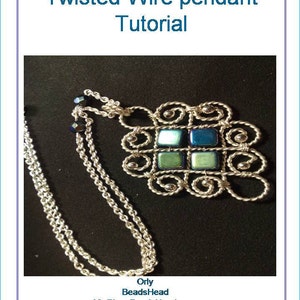 Puede incluir: Un colgante de alambre plateado con un diseño cuadrado con azulejos de vidrio iridiscente azul y verde. El colgante está unido a una cadena plateada.