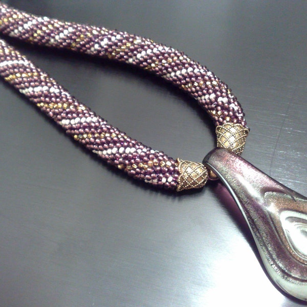 Collar en espiral de ganchillo con colgante de cristal de Murano hecho a mano