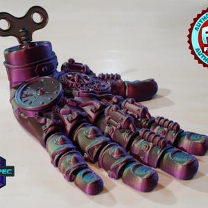 Può includere: Una mano stampata in 3D, di colore viola e verde metallico, con un quadrante dell'orologio e una chiave di carica. La mano è dettagliata con ingranaggi e altri elementi steampunk.