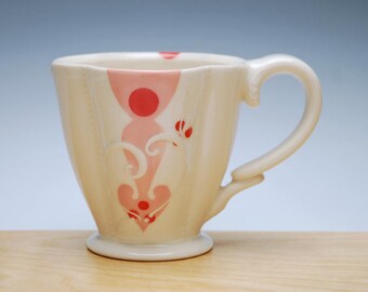 Pink Arrowbesque Deluxe clover cup in Ivory w. Red Polka dots
