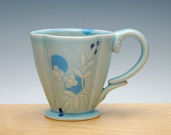 Cutie Floral Deluxe clover cup in Frost w. Sky & Navy Blue Polka dots