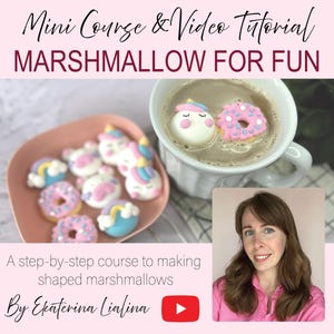 Pode incluir: Uma xícara rosa e branca de chocolate quente com marshmallows rosa e brancos em forma de donut e unicórnio. Um prato de marshmallows rosa e brancos em forma de donut e unicórnio. Uma mulher com cabelo castanho comprido está sorrindo para a câmera. O texto "Mini Course & Video Tutorial MARSHMALLOW FOR FUN" está no topo da imagem. O texto "A step-by-step course to making shaped marshmallows" está abaixo da imagem. O texto "By Ekaterina Lialina" está na parte inferior da imagem.