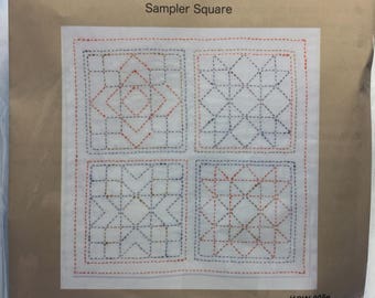 Può includere: Un kit di canovaccio cucito a mano con l'etichetta "America" con un design a quadrato campione. Il kit include tessuto di cotone bianco pre-stampato con motivi cuciti rossi e blu. La dimensione finita è di 34 cm x 34 cm.