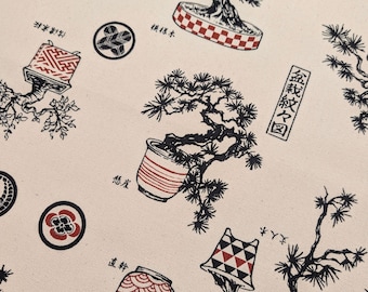 Puede incluir: Tela color crema con un patrón repetido de bonsáis, macetas y texto japonés en negro y rojo. El diseño incluye varios estilos de bonsái y elementos decorativos, creando una estética tradicional.