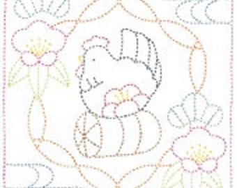 Può includere: Design quadrato ricamato con un gallo bianco su un oggetto rotondo, circondato da motivi floreali e nuvole. Il disegno è delineato con punti colorati, tra cui rosa, verde e blu, su sfondo bianco.