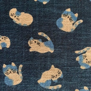 Tissu japonais en coton KP7090-92-A, chats ludiques, peint à la main au pochoir beige bleu - 1 mètre