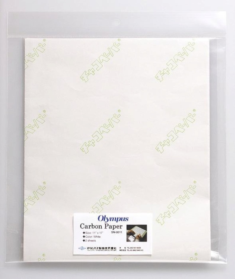 Puede incluir: Un paquete de papel carb&oacute;n blanco de Olympus. El paquete contiene dos hojas de papel carb&oacute;n de 28 x 43 cm. El paquete est&aacute; etiquetado con el nombre del producto, el tama&ntilde;o, el color y la cantidad.