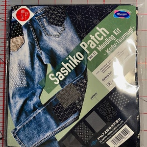 Peut inclure: Kit de réparation Sashiko Patch avec un motif en jean et des motifs cousus. Le kit comprend un tissu imprimé en jean avec des motifs pré-imprimés, une aiguille et du fil. L'emballage est scellé dans du plastique transparent et porte la mention "Sashiko Patch".