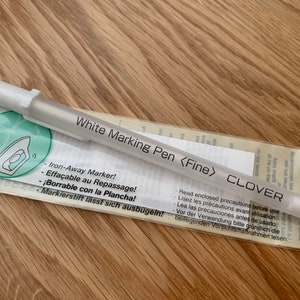 Clover White Marking Pen Fine Ball Point