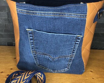 Sac bandoulière, sac en denim et cuir, sac femme unique confectionné à partir de jeans recyclés et orné de motifs géométriques.